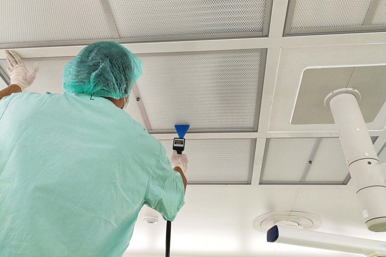 Técnico AZVIR midiendo integridad de filtro HEPA en instalación médica
